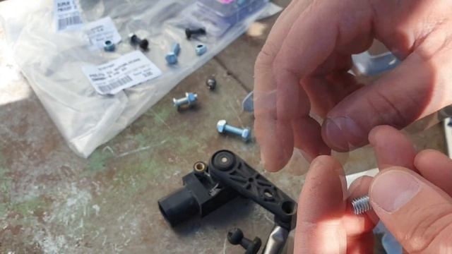 inlocuire senzor nivel faruri puntea spate VW Golf 6 - AFS error fix - headlight rear sensor смотреть онлайн