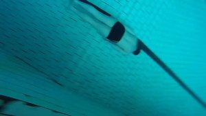 в бассейне 50 метров под водой на одном вдохе