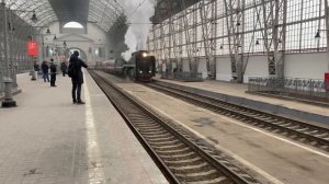 Отправление П36 с туристическим поездом.