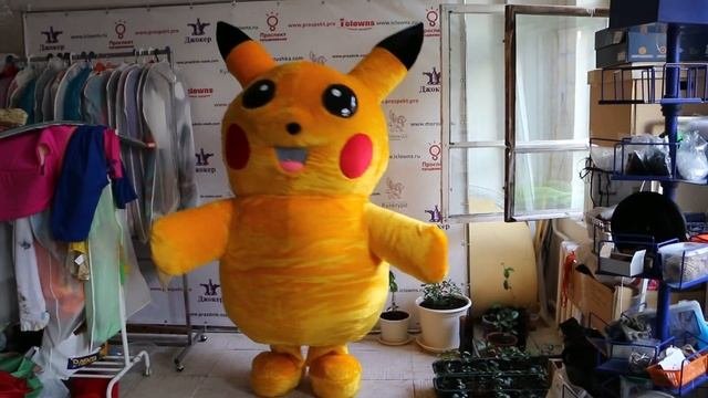 Как одеть ростовую куклу Пикачу. Mascote costume Pokemon suiting up