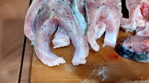 ШОК-видео! Порезали рыбу, а куски шевелятся! Почему так?