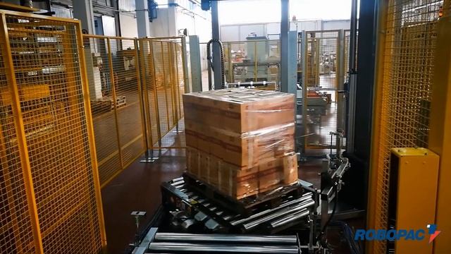 Обмотка паллеты в стрейч-плёнку | Паллетоупаковщик ROBOPAC с вращающейся платформой смотреть онлайн