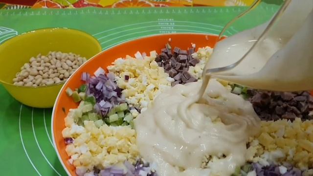 Салат"Язык проглотишь" !!! Нежный,вкусный с кедровыми орешками и домашним майонезом! смотреть онлайн