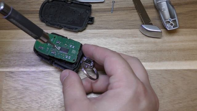 Maserati Key Fob Battery Replacement - DIY смотреть онлайн