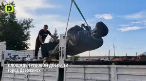 Установка скульптур на площади Трудовой доблести