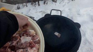 Свинина с картошкой в казане на костре. Очень вкусное блюдо