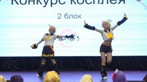 Косплей дефиле-Карась и персик-Project Sekai-Лен и Рин Кагамине