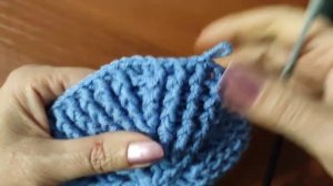 Тёплая шапка рельефными столбиками крючком 1часть.  Подробное видео для начинающих.