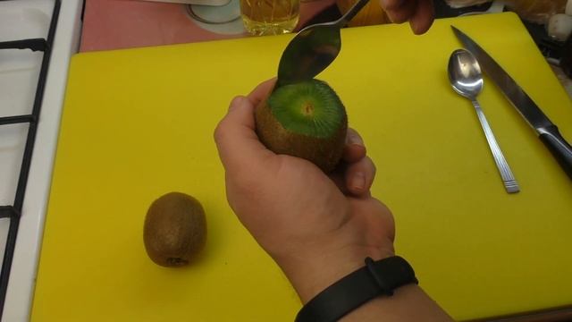 Пару слов о КИВИ - как чистить киви? Как удобнее есть киви? Как растет киви
