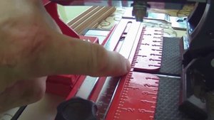 Резка плитки плиткорезом.