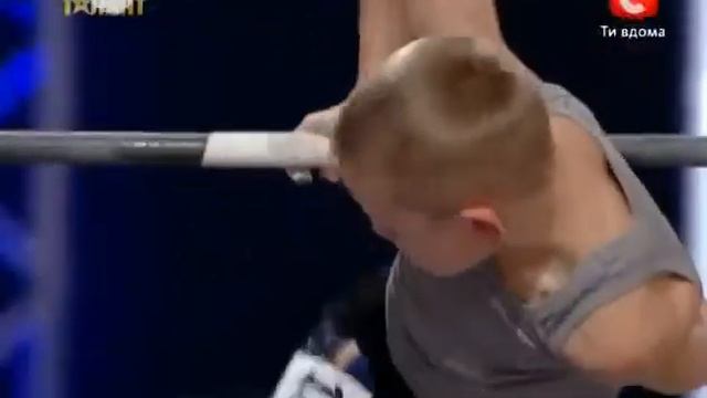 Классное выступление парня на турнике. смотреть онлайн