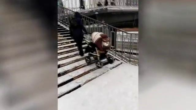 Родители с колясками по ступенькам поднимаются по переходу у Театра оперы и балета смотреть онлайн