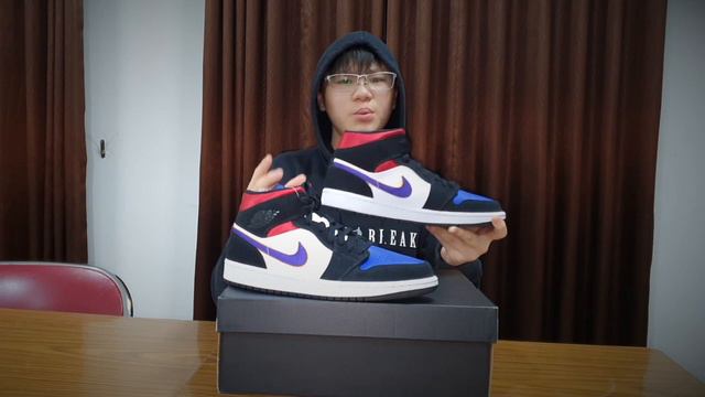 Air Jordan 1 Mid Top 3 " LAKERS" смотреть онлайн