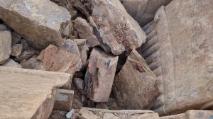 Строительство, большие камни разбиваем в щебёнку