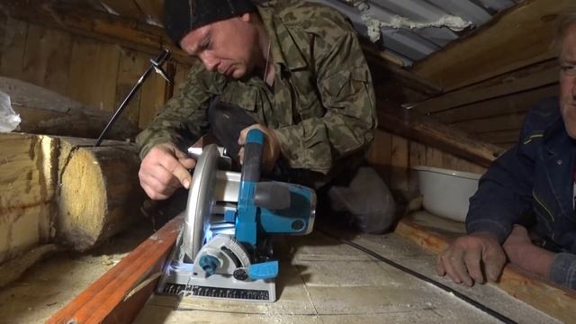 Сделали потолочно-проходной узел, выложили кирпичную перегородку между баней и перед банником смотреть онлайн