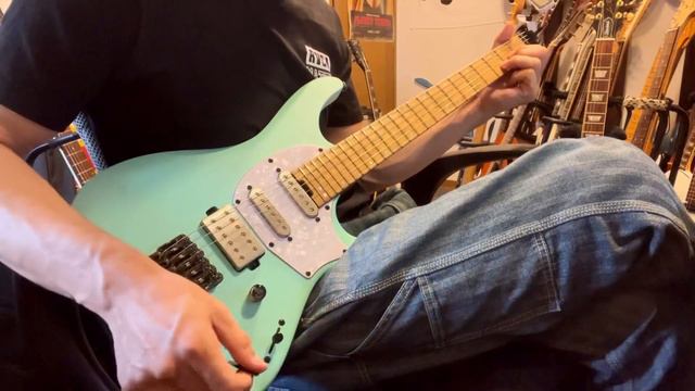 Ibanez Q54 ヘッドレスギターは多彩なサウンドを奏でる… メンテナンスとサウンドチェック смотреть онлайн