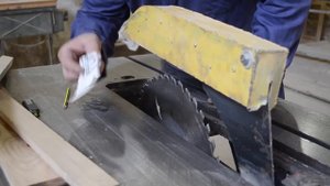 Как убрать биение пилы