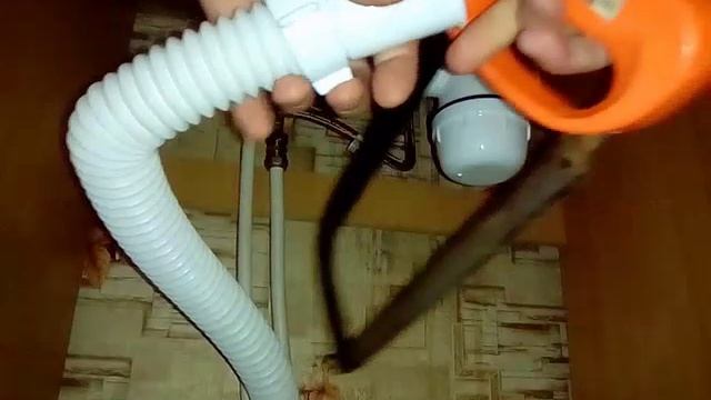 Течь из-под гайки гофрированной трубы сифона для кухни,ванны. Устраняем. смотреть онлайн