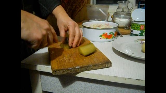 Новогодний стол. Салат ОЛИВЬЕ. Ужин на двоих смотреть онлайн