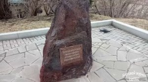 Небольшой рассказ про памятный камень из красного железняка на Воскресенской горе Томска