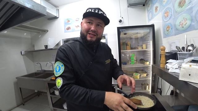 #Ризотто с чернилами каракатицы и жаренным кальмаром #СНовымШефом Александр Трегубенко смотреть онлайн