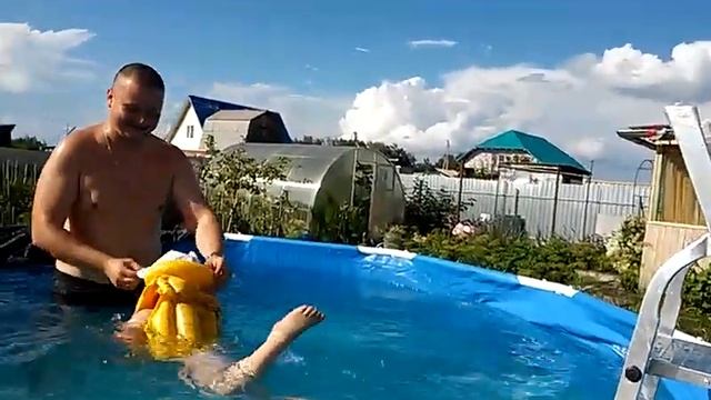 Купаемся на даче в бассейне