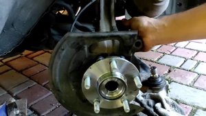Нисан Кашкай+2 Nissan Qashqai замена ступицы переднего колеса.