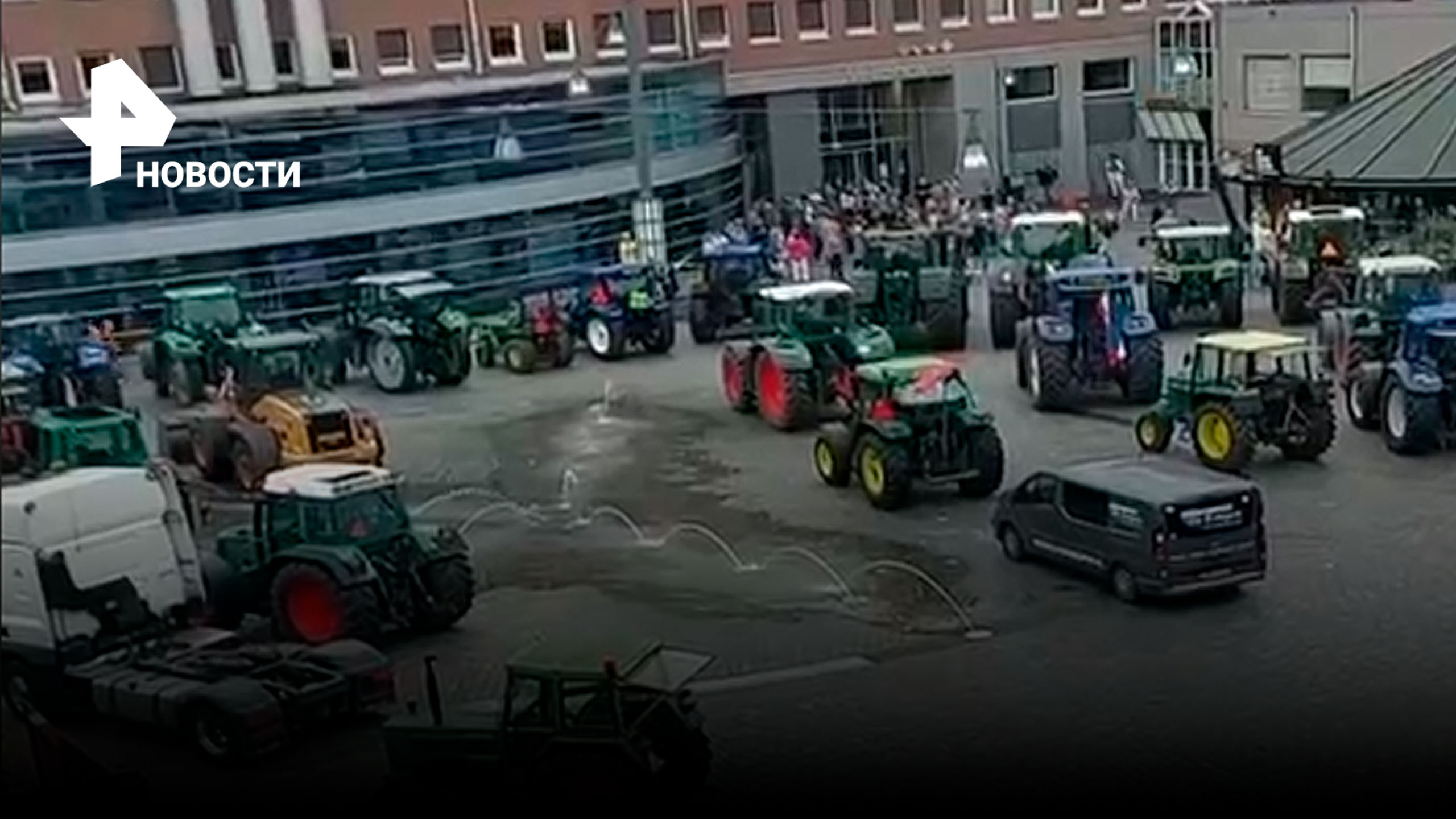 Фермеры Нидерландов на тракторах перекрыли ворота государственным зданиям / РЕН Новости