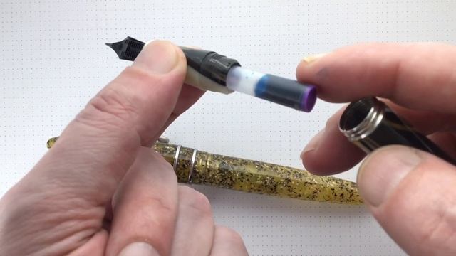 Обзор перьевых ручек Stipula “Model T” Pyrite и Sahara смотреть онлайн