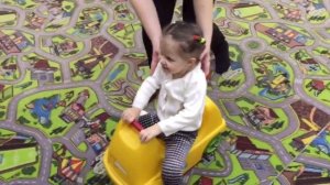 Детский развлекательный центр. Горка. К атаемся на машинке с горки. Видео для детей