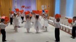 Вход с шарами на День Матери, старшая группа