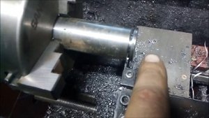 как отрезать на токарном станке отрезым резцом и не сломать его