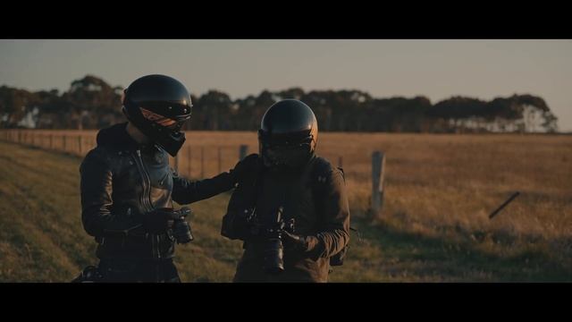 Two Motorcycle Photographers Meet | THE STAND-OFF by Mojobike смотреть онлайн