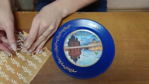Нанесение орнамента на тарелку