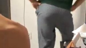 Прикол! яйца звенят