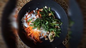 Соба с курицей и овощами в соусе терияки