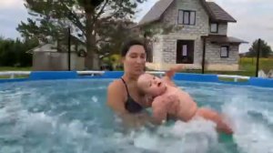 София на даче в бассейне с мамой