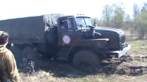 Военная техника УРАЛ 4320 в грязи на бездорожье