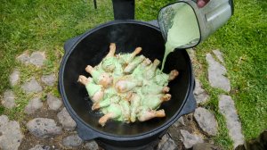 Готовлю курицу в зеленом соусе с фисташками в казане на костре.