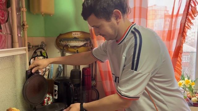 Сейчас уже готов вафельные трубочки! Deaf смотреть онлайн