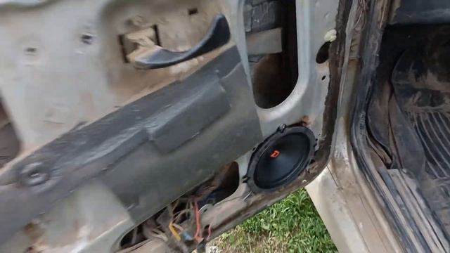 замена штатных динамиков в ваз 2115 на DL audio Raven 130 смотреть онлайн