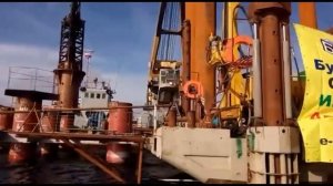 Бурение с понтона на Ладожском озере