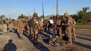 Кадры сдачи в плен группы членов полка Азова в Мариуполе.