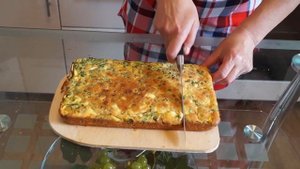 Пирог на скорую руку с начинкой из яиц и зеленого лука.Очень вкусно.Просто приготовить.