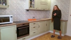 Кухня фисташкового цвета с патиной "шампань". Смотреть обзор