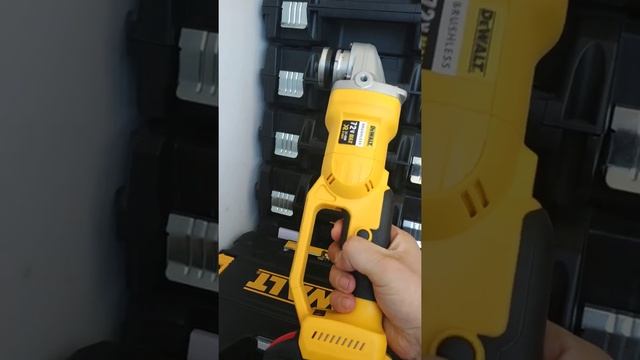 Аккумуляторная болгарка Dewalt