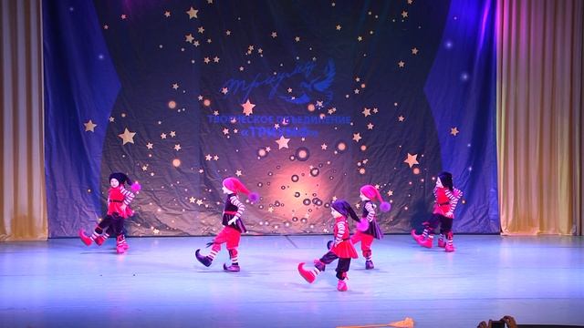 Веселый детский танец "Гномы". Дети танцуют на сцене на фестивале Мистерия танца
