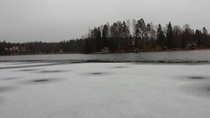 лед трещит на озере