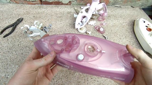 Утюг Philips. Экономия производства по полной. Сравнение с утюгом 2001г.