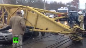 Башенный кран упал на 2 автомобиля в Омске